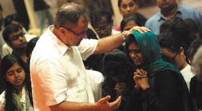 葛拉迪為受壓迫的印度女孩禱告(圖取材自charismamag)